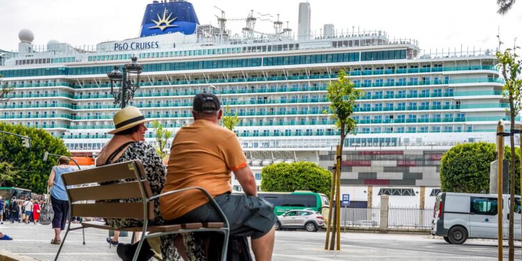 Turistas de un crucero en Cádiz en imagen de archivo. - E. P.
