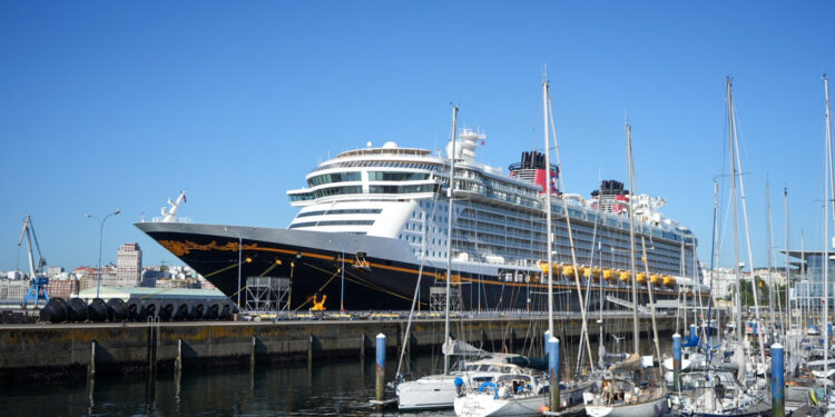 El 'Disney Dream' realiza su primera escala en A Coruña