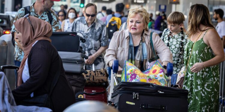 Un récord de 3 millones de personas pasaron por la seguridad del aeropuerto de EE. UU. el domingo en medio de un aumento en los viajes.