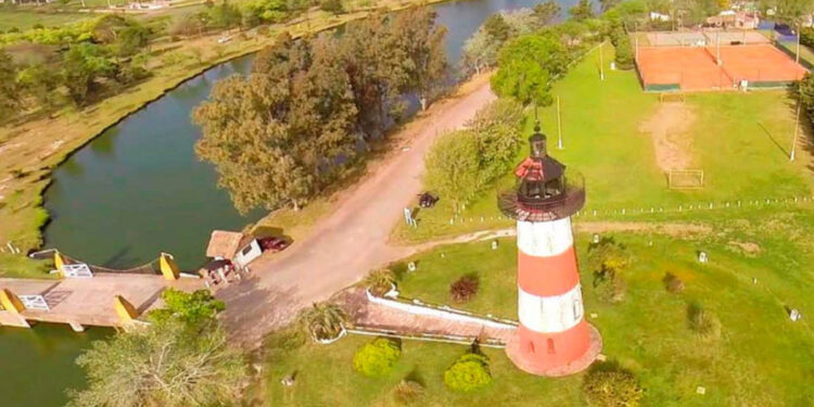 El pueblo que tiene un "faro marítimo" sobre una laguna artificial. Foto: NA