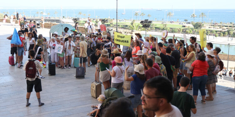 El sector de cruceros se plantea cambiar de itinerarios si se producen protestas violentas en los destinos
