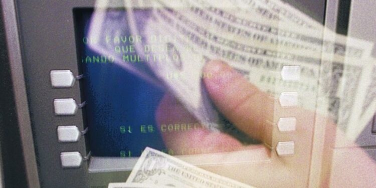 Un problema nuevo: vuelve a convenir pagar con dólar tarjeta viajes al exterior y habrá más presión sobre las reservas