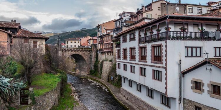 Este pueblo de Cantabria es uno de los más bonitos de España y de los mejores destinos para verano