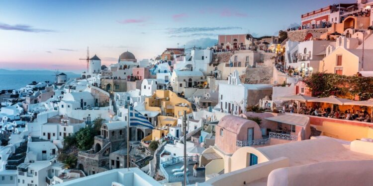 Cruceros Islas Griegas propone un viaje por Santorini y Mykonos para descubrir su belleza