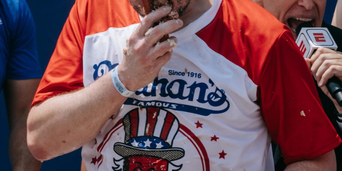 La organización animalista PETA trata de boicotear el concurso mundial de comer 'hot dogs'