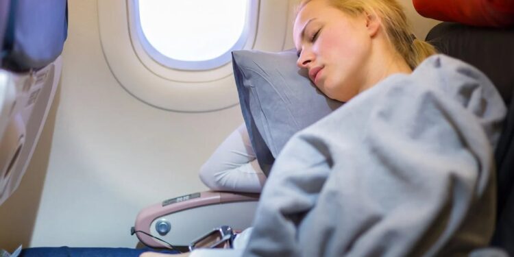 Cómo dormir en el avión: consejos para un descanso en las alturas