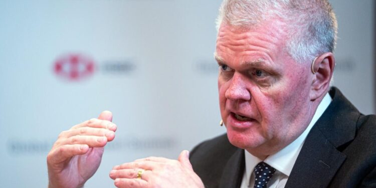 HSBC frena la contratación y los viajes de sus empleados para reducir los costos