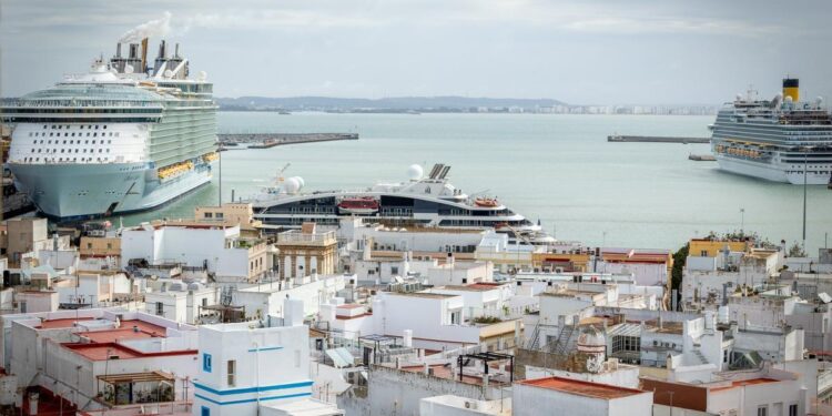 Las escalas de cruceros en Cádiz disminuyen un 23% en los cinco primeros meses del año
