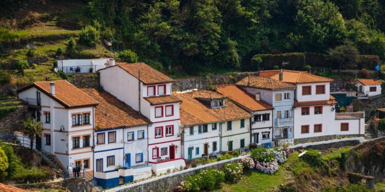 Ni Luanco ni Llanes, la ciudad asturiana que prefieren los turistas para viajar en verano