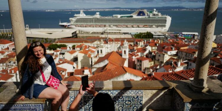 Los habitantes del puerto esperan que el cambio a la electricidad alivie el dolor de los cruceros de placer