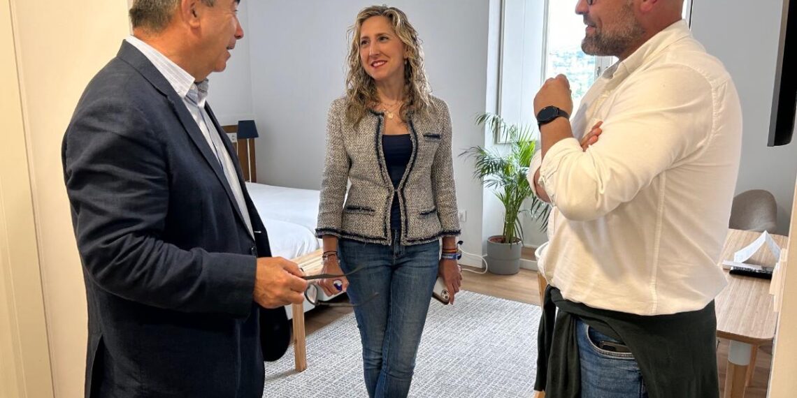 Martina Aneiros anima a establecimientos y agencias de viaje de la zona a adherirse la campaña de los bonos turísticos de la Xunta para el próximo otoño