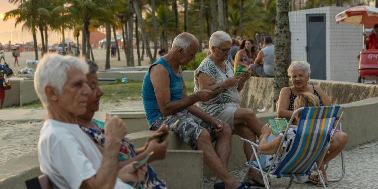 Las personas mayores de Córdoba viajan a la playa para combatir la soledad durante el verano