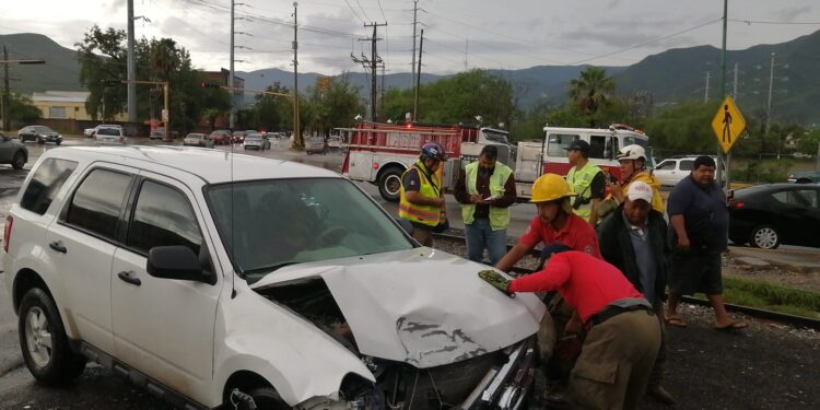 Mujer ilesa al ser impactado su auto por tren en crucero de Tamatán en Cd. Victoria