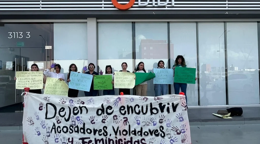 Feministas se manifiestan en las instalaciones de DiDi para exigir mayor seguridad en sus viajes