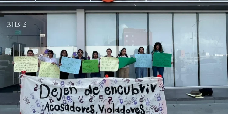 Feministas se manifiestan en las instalaciones de DiDi para exigir mayor seguridad en sus viajes