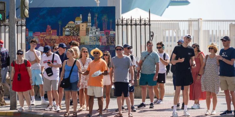 Los cruceros de lujo huyen de puertos como Barcelona o Mallorca y piensan en Cádiz como "destino amable"