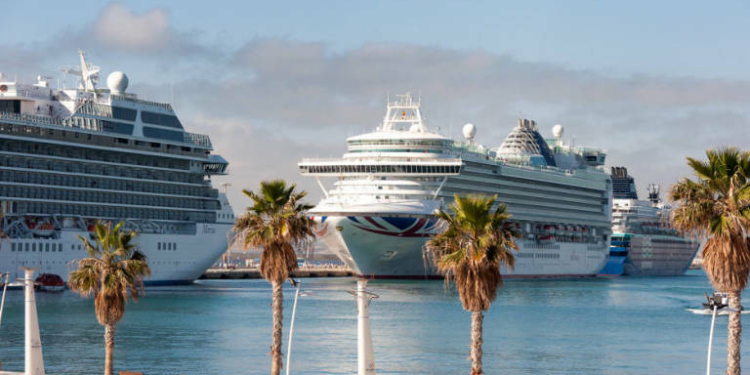 Otra doble escala con uno de los cinco mayores buques del año trae a Alicante 7.700 cruceristas