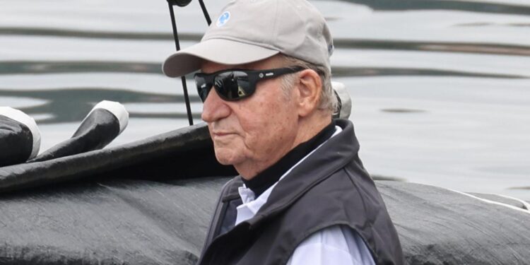 El emérito Juan Carlos durante las regatas en Sanxenxo en 2023.