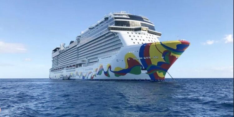 Perdieron el crucero que contrataron, les cobraron millonaria multa y se contagiaron de Covid