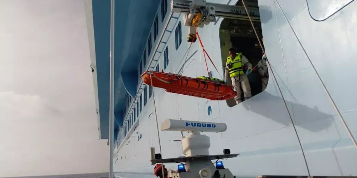 Evacuan a turista de un crucero frente a la costa de Isla Mujeres