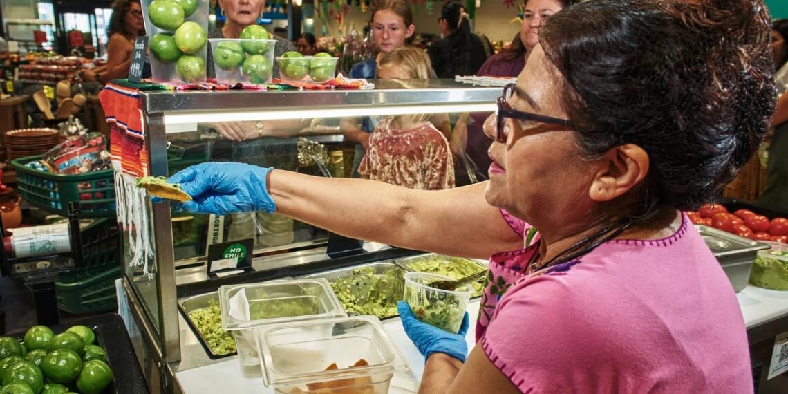 Un enorme mercado mexicano se ha convertido en un entorno totalmente nuevo en Orange County