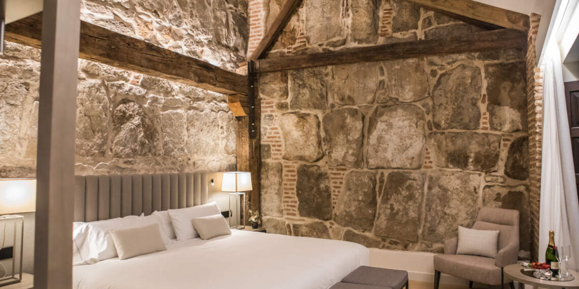Una noche en el hotel boutique adosado a la muralla de Ávila