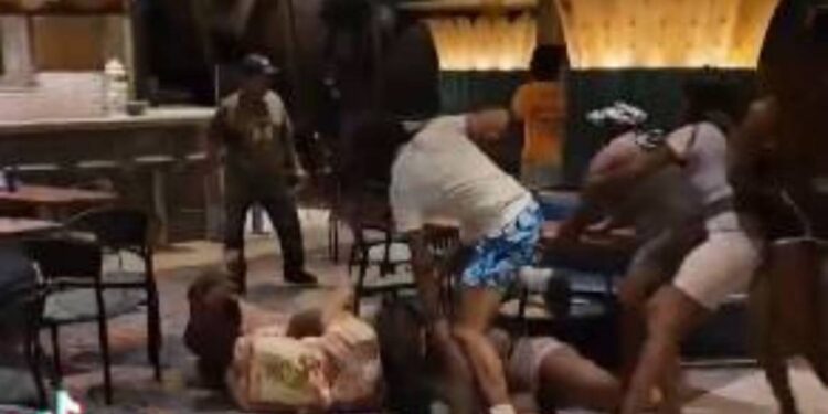 VIDEO: pelea campal en un crucero termina con sillas volando y mujeres lastimadas