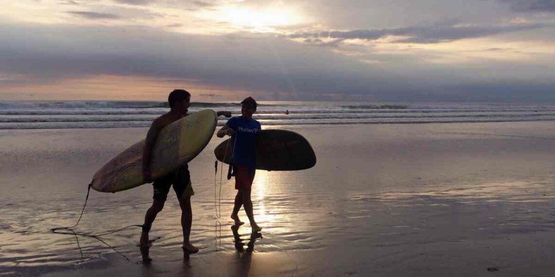 5 destinos de playa que son de ensueño para surfistas