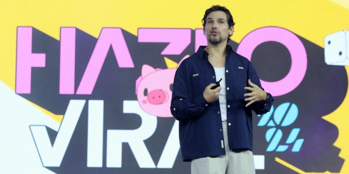 Alan Estrada comparte con estudiantes el ‘poder de los viajes’ como parte del Hazlo Viral