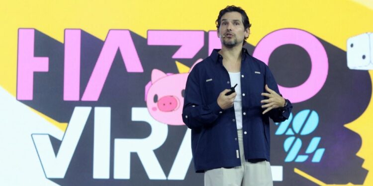 Alan Estrada comparte con estudiantes el ‘poder de los viajes’ como parte del Hazlo Viral