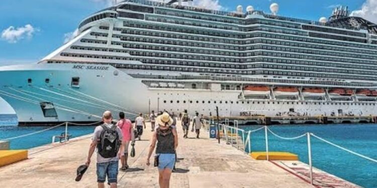 Confirman nuevo impuesto a turistas que arriben en cruceros a puertos de Mahahual y Cozumel