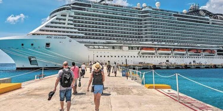 Confirman nuevo impuesto a turistas que arriben en cruceros a puertos de Mahahual y Cozumel