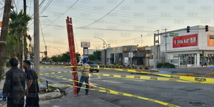 Cierran crucero en la avenida Tecnológico por reparación de poste