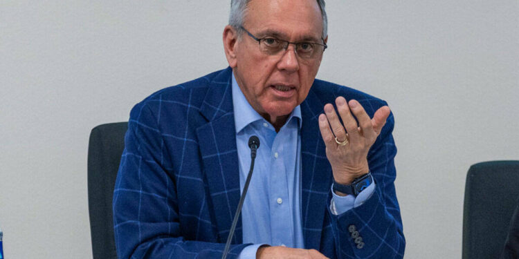 El comisionado Jim Gibson habla durante la reunión del Comité de Asuntos Fiscales de la Polic ...