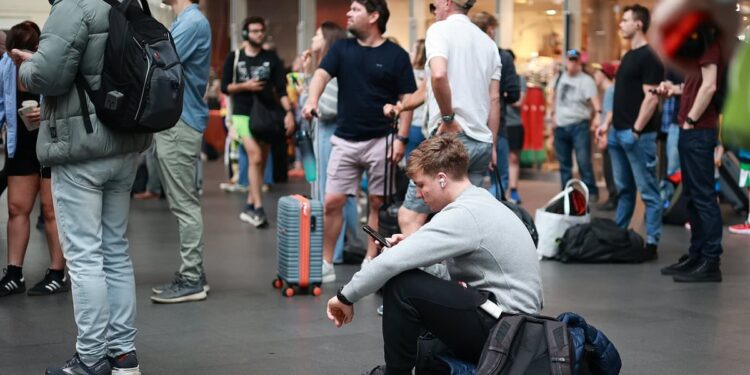 Caos en los viajes de fin de semana: los pasajeros del tren advirtieron que "no viajen" ya que la estación de King's Cross se ve afectada por cancelaciones de trenes