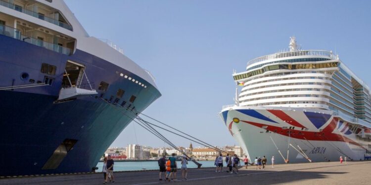 Dos cruceros con más de 9.000 pasajeros llegan hoy al puerto de Cádiz