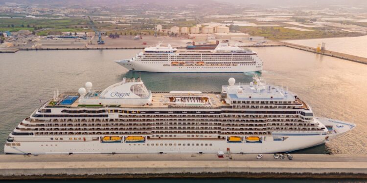 Dos cruceros de lujo hacen escala en el Puerto de Motril con 1.300 pasajeros