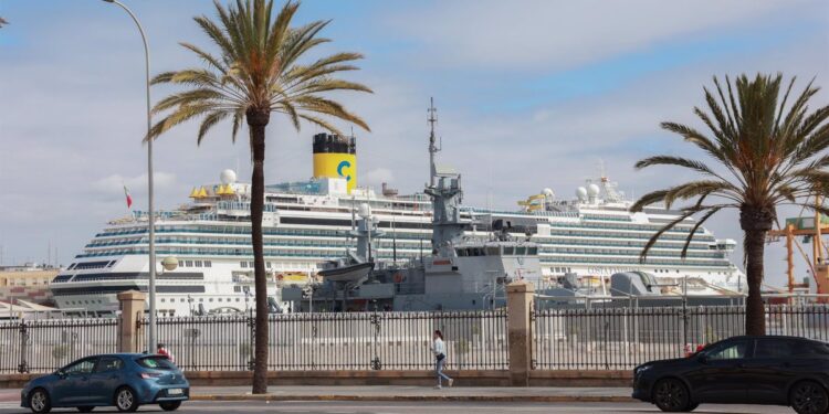 El Puerto de Cádiz recibió este jueves festivo la llegada de más de 7.700 cruceristas