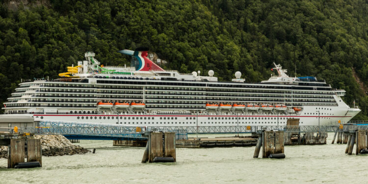 El crucero Carnival Legend hará escala en Cádiz este viernes ·
