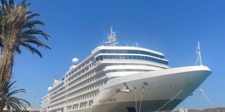 (Fotos) El elegante crucero Silver Moon hace escala en Maó durante su ruta por el Mediterráneo