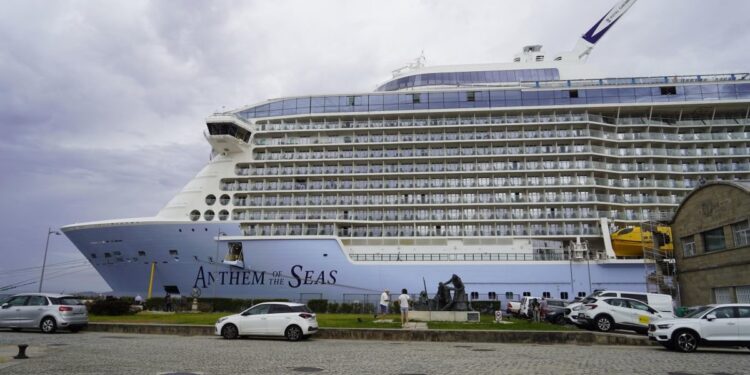 El crucero “Anthem of the Seas” visitó Vigo con miles de pasajeros