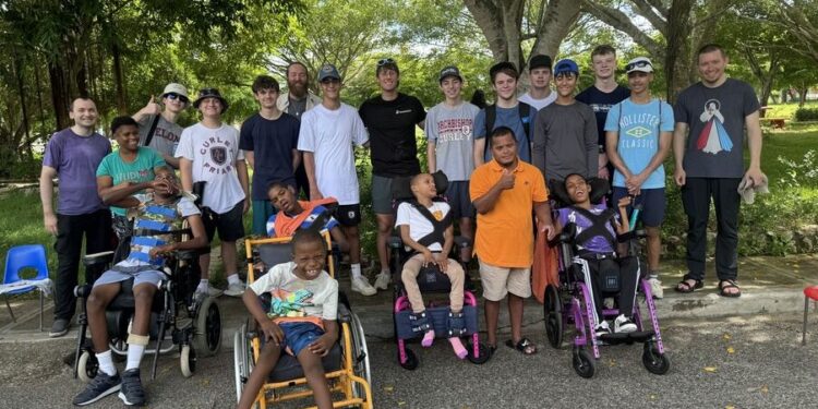 Viajes misioneros de las escuelas secundarias amplían horizontes