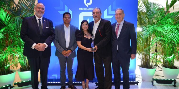 Grupo Martinón recibe reconocimiento por aportes a la industria turística nacional