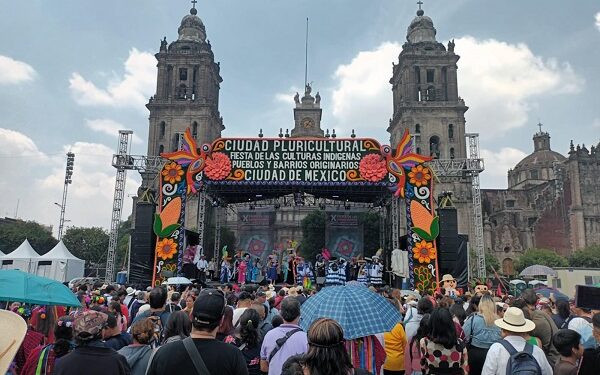 Llenan grupos indígenas de colorido las calles de la CDMX con su MEGACALENDA 2024.