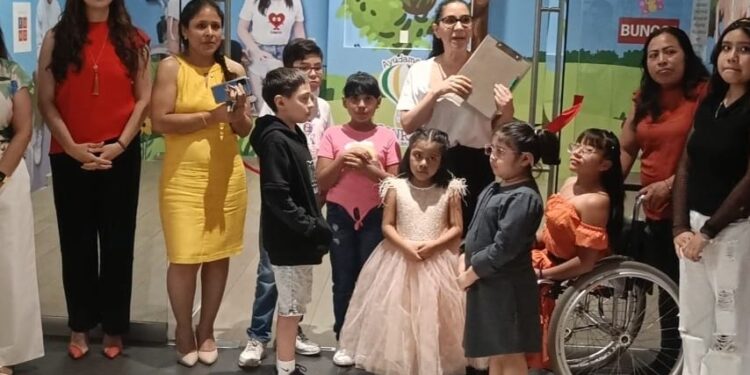 Niños pacientes de cáncer exponen obras de arte para concientizar sobre la lucha contra esta enfermedad