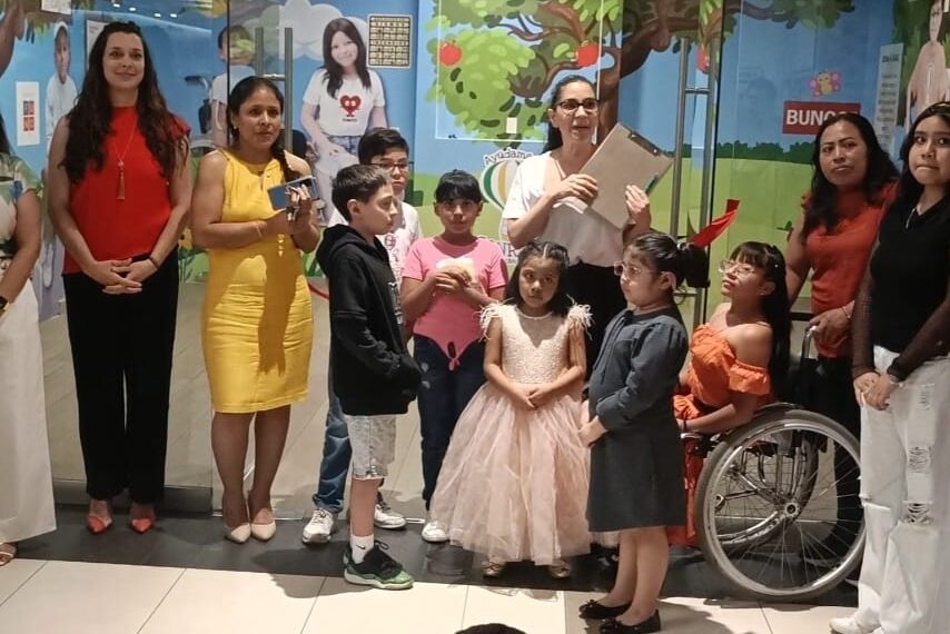 Niños pacientes de cáncer exponen obras de arte para concientizar sobre la lucha contra esta enfermedad