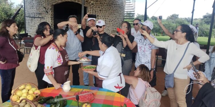 Promociona Turismo de Puebla Temporada de Chile en Nogada ante agentes de viajes nacionales