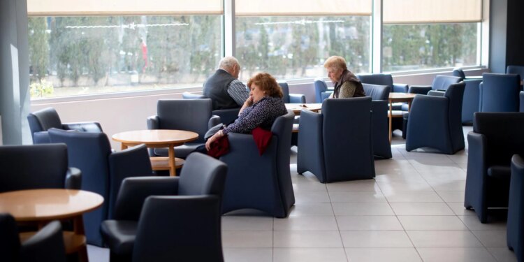 Las personas que se pueden beneficiar de los viajes del Imserso sin estar jubiladas ni cobrando una pensión