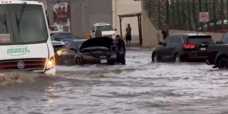 Reporta Vialidad cruceros inundados y llama a conducir con precaución