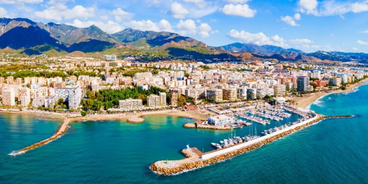 “La mejor ciudad de Europa” para viajar en 2024 es española: fiesta, historia y playas